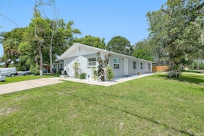 A single-story house with a flat roof, a front porch, and a small front yard. - Entire Duplex, 2 Kitchens, Sleeps 12 | 5 Min to Busch Gardens, Tampa (Tampa)