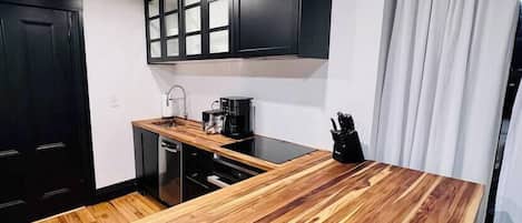 Køleskab, mikrobølgeovn, ovn, kogeplade