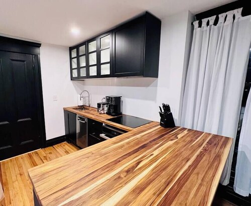 Romantic apt:West End +parking