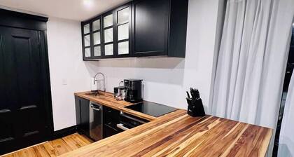 Romantic apt:West End +parking