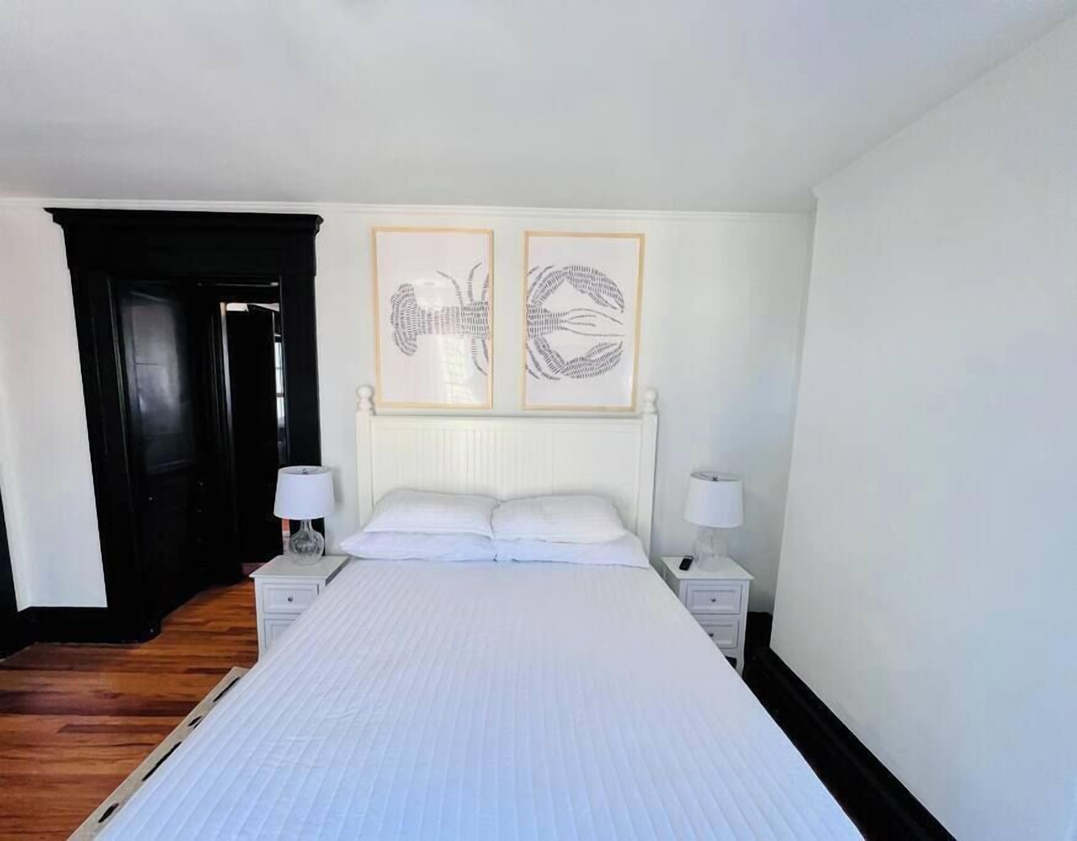 Romantic apt:West End +parking