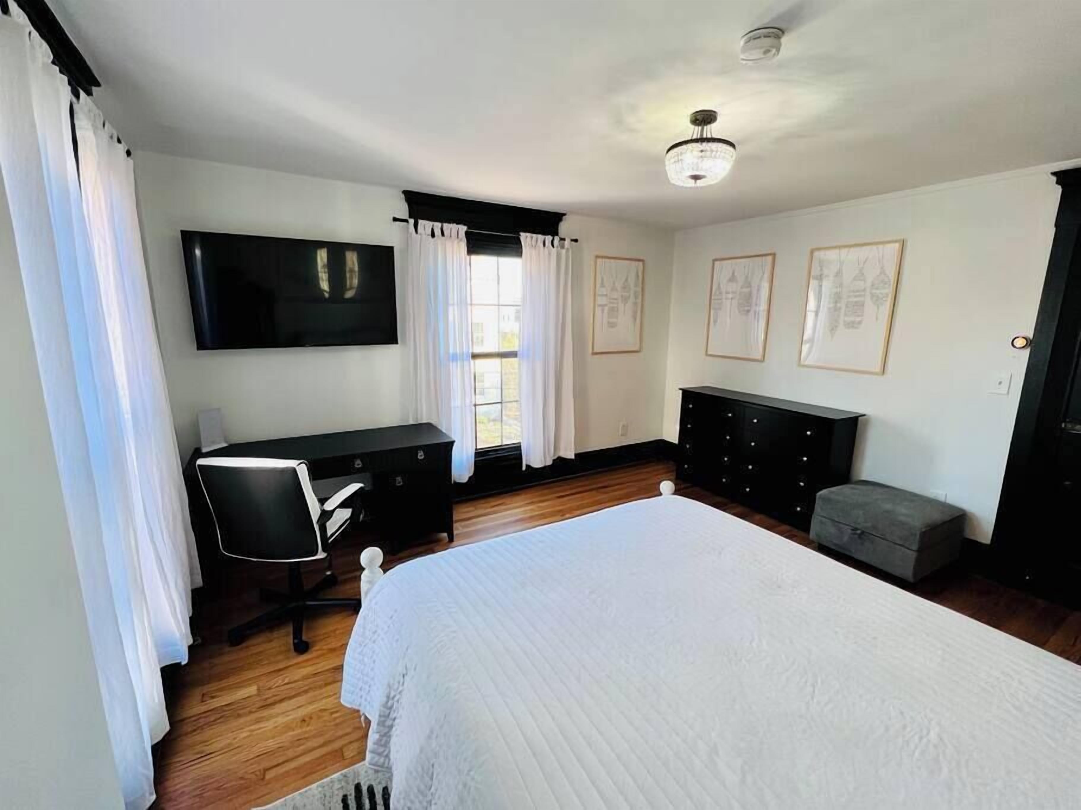 Romantic apt:West End +parking