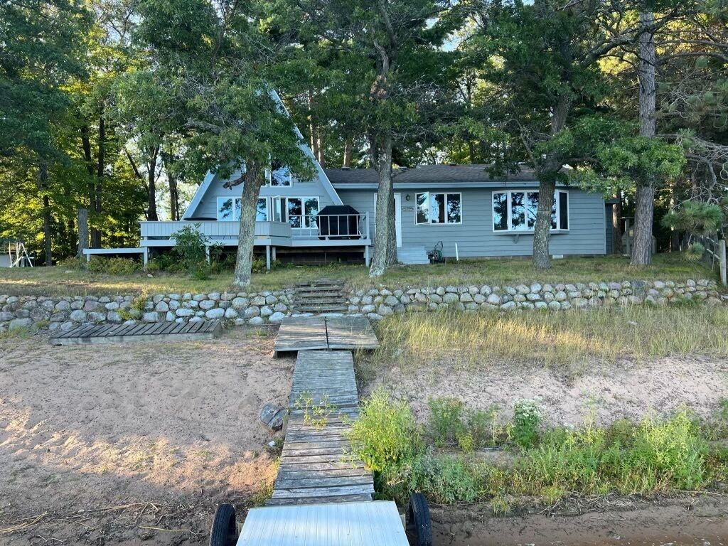Cozy family-friendly A-frame on sandy beachfront - dogs welcome!