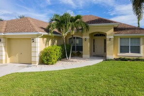 Exterior - Fish Tale 4/3  Pool Home with Game Room Sleeps 10 (Cape Coral)