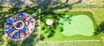 Newly Built in 2023! 2 hole Putt-Putt, Fire-Pit, Huge Fenced Backyard, Lake View
