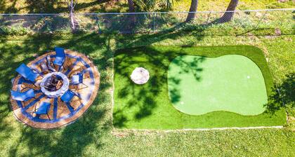 Newly Built in 2023! 2 hole Putt-Putt, Fire-Pit, Huge Fenced Backyard, Lake View