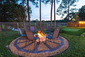 Property grounds - Newly Built in 2023! 2 hole Putt-Putt, Fire-Pit, Huge Fenced Backyard, Lake View (Jupiter)