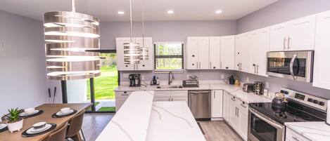 Mikrowelle, Herdplatte, Geschirrspüler