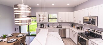 Newly Built in 2023! 2 hole Putt-Putt, Fire-Pit, Huge Fenced Backyard, Lake View