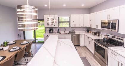 Newly Built in 2023! 2 hole Putt-Putt, Fire-Pit, Huge Fenced Backyard, Lake View