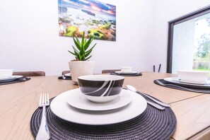 Dining - Newly Built in 2023! 2 hole Putt-Putt, Fire-Pit, Huge Fenced Backyard, Lake View (Jupiter)