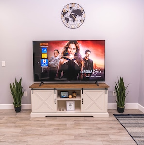 Interior - Newly Built in 2023! 2 hole Putt-Putt, Fire-Pit, Huge Fenced Backyard, Lake View (Jupiter)