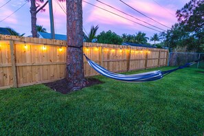Property grounds - Newly Built in 2023! 2 hole Putt-Putt, Fire-Pit, Huge Fenced Backyard, Lake View (Jupiter)