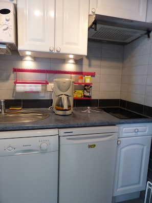 Réfrigérateur, micro-ondes, lave-vaisselle, grille-pain