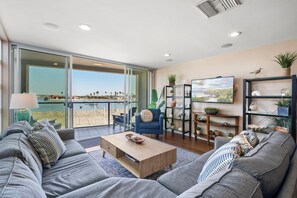 Smart TV - Bayfront Paradise - Gorgeous Views, Garage, Massive Rooftop Deck & AC - Dogs Welcome! (San Diego)