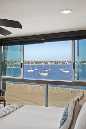 3 bedrooms, iron/ironing board, free WiFi, bed sheets - Bayfront Paradise - Gorgeous Views, Garage, Massive Rooftop Deck & AC - Dogs Welcome! (San Diego)