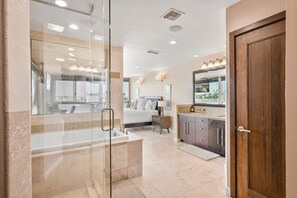 Combined shower/bathtub, hair dryer, towels - Bayfront Paradise - Gorgeous Views, Garage, Massive Rooftop Deck & AC - Dogs Welcome! (San Diego)