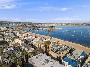 On the beach - Bayfront Paradise - Gorgeous Views, Garage, Massive Rooftop Deck & AC - Dogs Welcome! (San Diego)