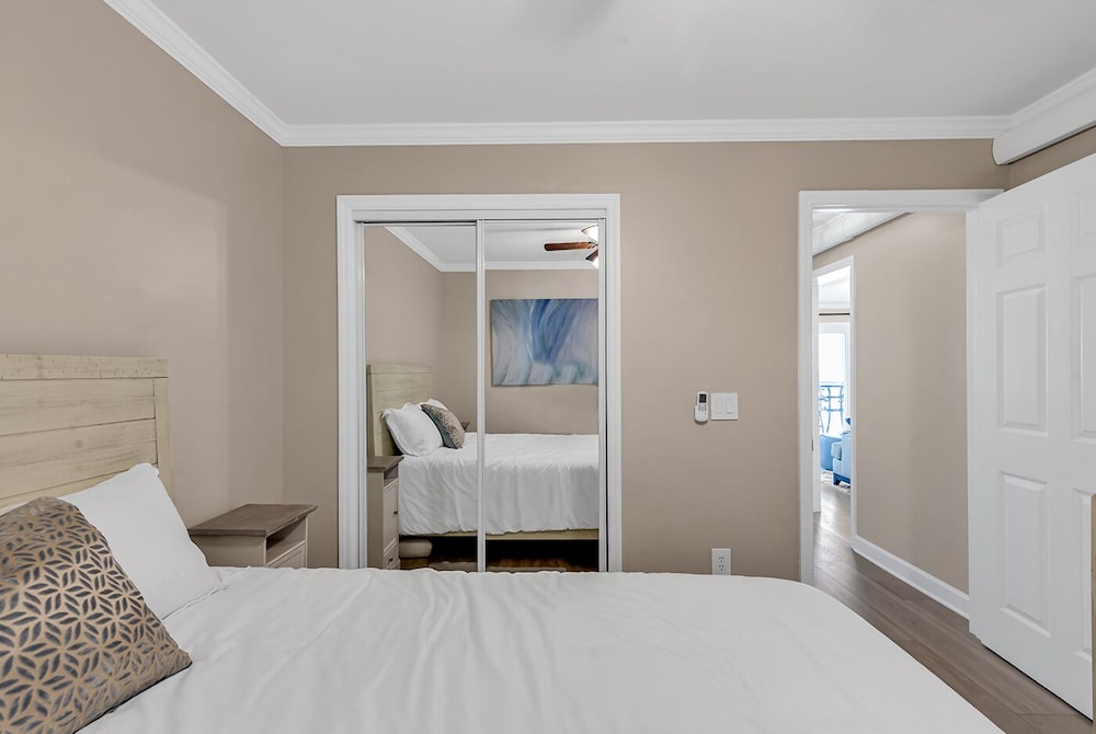 Ground Floor Luxury Condo with Panoramic Oceanfront Views and Pool near