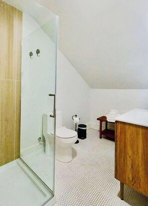 Banheira, secador de cabelo, toalhas de banho 