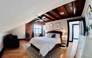 5 quartos, escrivaninha, ferros/tábuas de passar roupa, berço de viagem