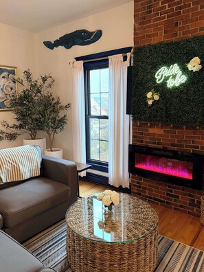 TV, lareira, escritórios