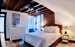 5 quartos, escrivaninha, ferros/tábuas de passar roupa, berço de viagem