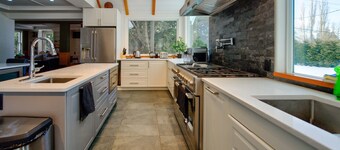 Very Private Rustic Home, sleeps 14, Huge Yard