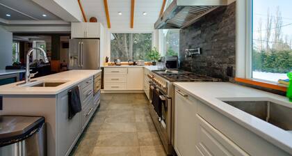 Very Private Rustic Home, sleeps 14, Huge Yard