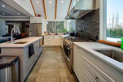 Very Private Rustic Home, sleeps 14, Huge Yard