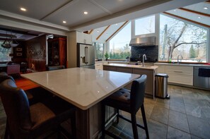 ثلاجة، ميكروويف، فرن، موقد طهي مسطح