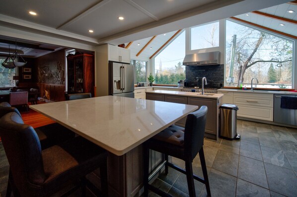 Fridge, microwave, oven, stovetop - Very Private Rustic Home, sleeps 14, Huge Yard (Langley Township)