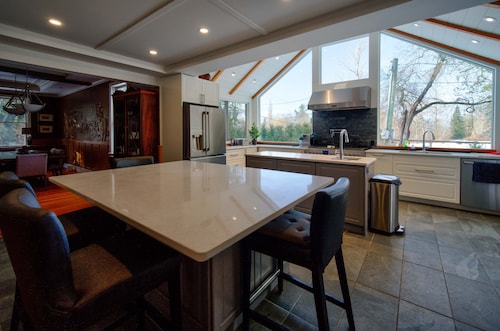 Very Private Rustic Home, sleeps 14, Huge Yard