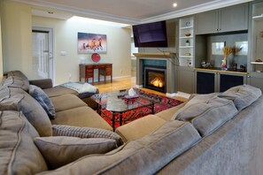 Smart-tv, eldstad, bordsfotboll och böcker