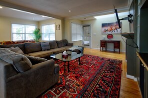 Smart TV, fireplace, foosball, books - Very Private Rustic Home, sleeps 14, Huge Yard (Langley Township)