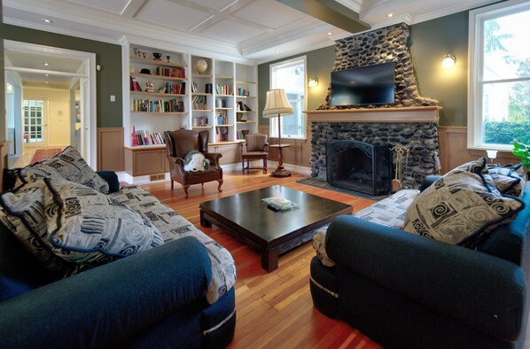 Smart-tv, eldstad, bordsfotboll och böcker