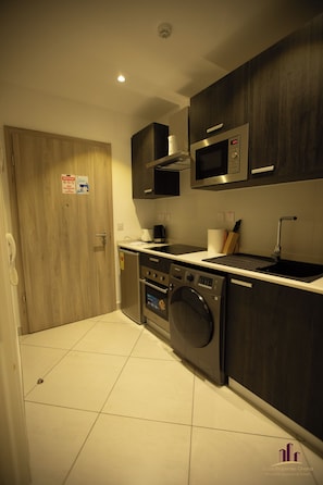 Deluxe Suite | Private kitchen | Full-sized fridge, microwave, oven, stovetop