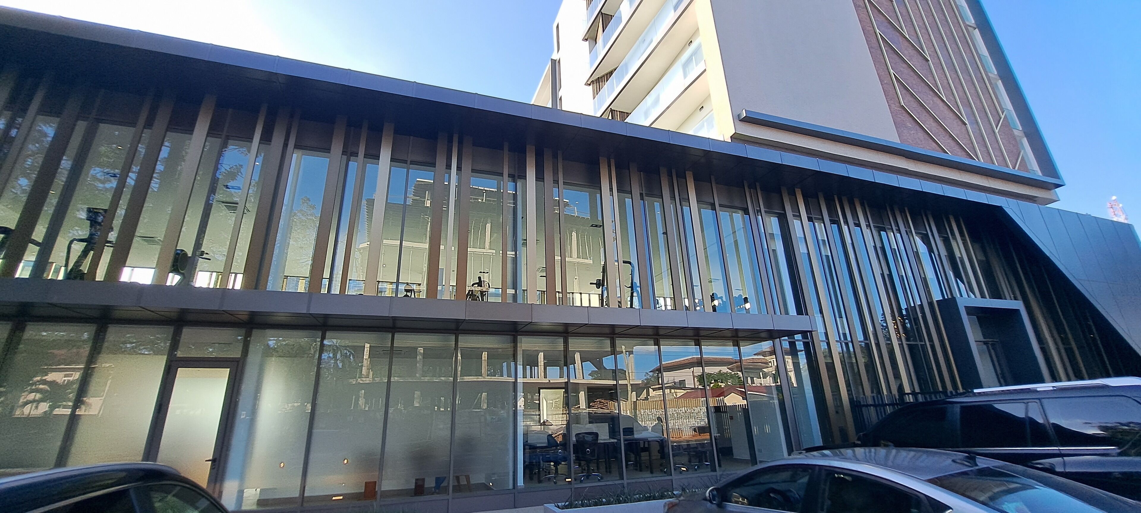 Ein modernes Gebäude mit großen Glasfenstern und einem flachen Dach.