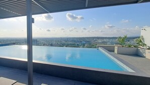 A rooftop infinity pool with a city view. - The Lennox Abode (Accra)