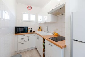 Køleskab, brødrister, køkkentøj/tallerkener/redskaber