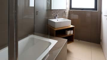 Premium Apartment, 2 Bedrooms, Accessible | Bathroom | Free toiletries, towels
