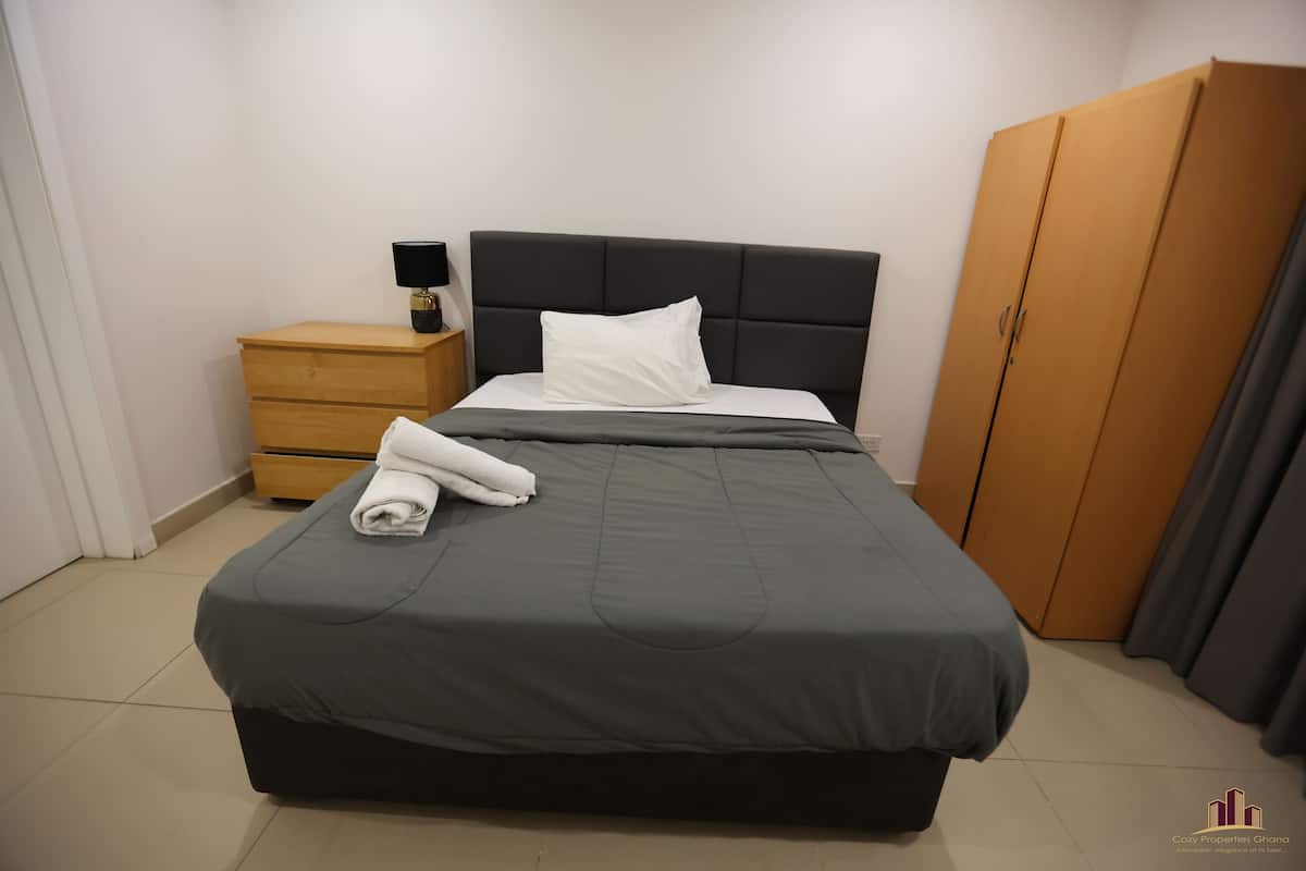 1 habitación, tabla de planchar con plancha, wifi gratis y ropa de cama