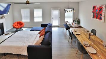 3 slaapkamers, een bureau, een strijkplank/strijkijzer, reisbedje