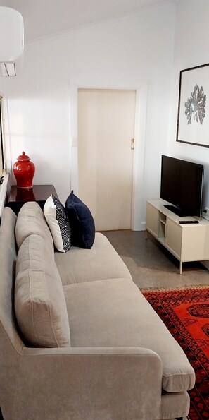 Smart TV, books, stereo