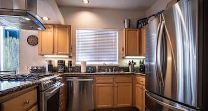 Snow Star Skylight - 3BD 3BA - Hot Tub, Gym, Walk to Ski!
