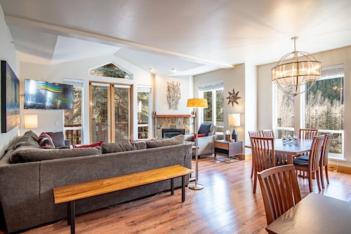 Snow Star Skylight - 3BD 3BA - Hot Tub, Gym, Walk to Ski!