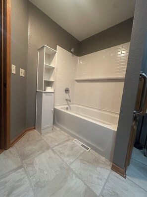 Shower, hair dryer, towels, soap - Wide open lake views and large flat front yard (Pewaukee)
