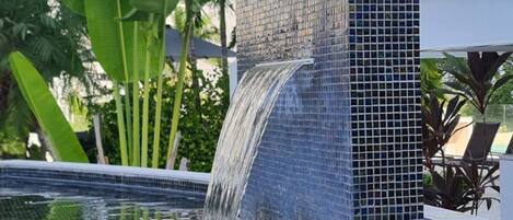 Una piscina al aire libre, una piscina climatizada