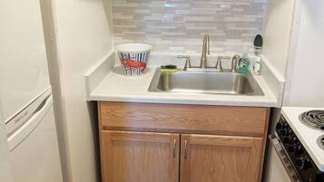 雪櫃、微波爐、焗爐、爐具