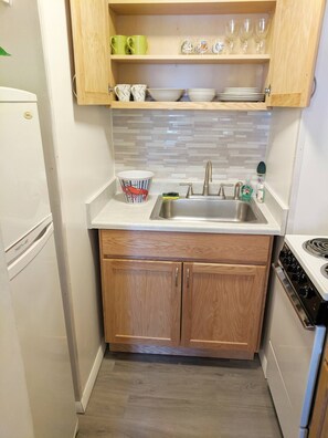 Réfrigérateur, micro-ondes, four, plaque de cuisson